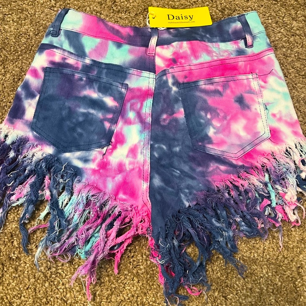 🌻Daisy Tie-Dye Fringe Denim Shorts🌻 - Picture 4 of 4